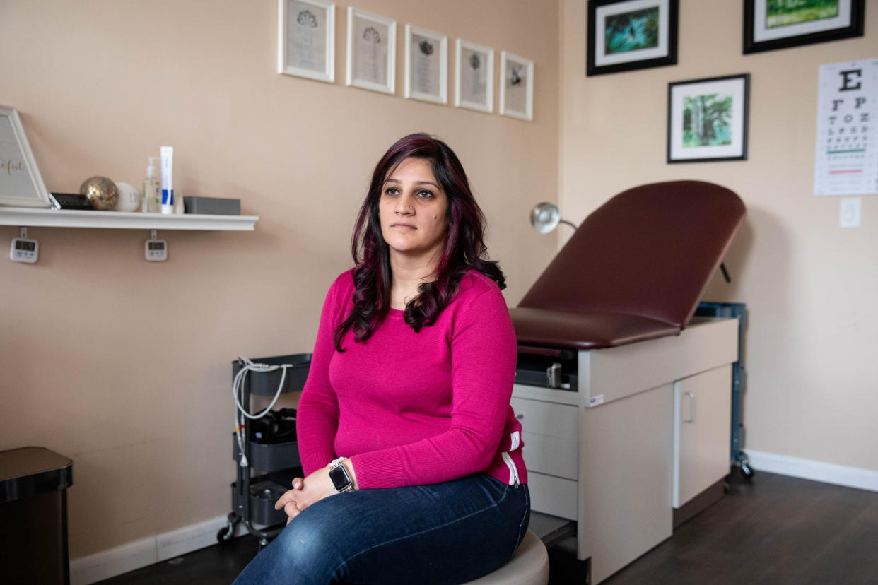 Rachna Kaul, una médica familiar que ofrece servicios para la práctica de abortos por telemedicina a pacientes de tres estados, en Ridgewood, Nueva Jersey, el 18 de abril de 2023. (Jackie Molloy/The New York Times)