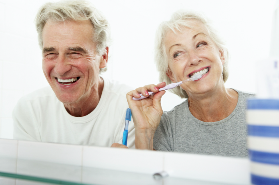 Según los científicos, cepillarse los dientes correctamente puede prevenir la demencia senil (Foto: Rex).