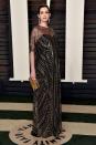 <p>La belle Anne Hathaway portait elle-aussi des robes longues, noires. Un style sobre et efficace. Crédit : getty </p>