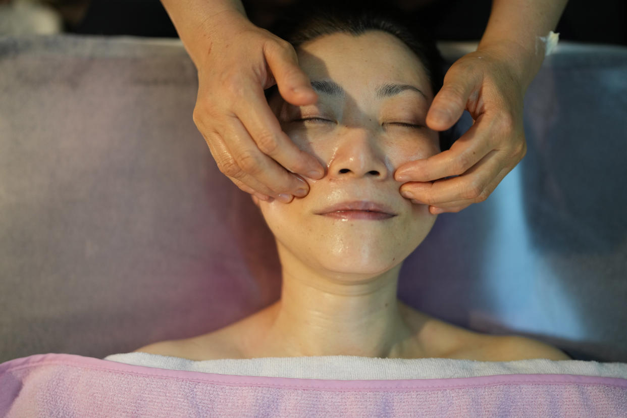 Keiko Kawano, entrenadora de la sonrisa en Japón, ayuda a sus clientes a volver a sonreír. (Chang W. Lee/The New York Times)
