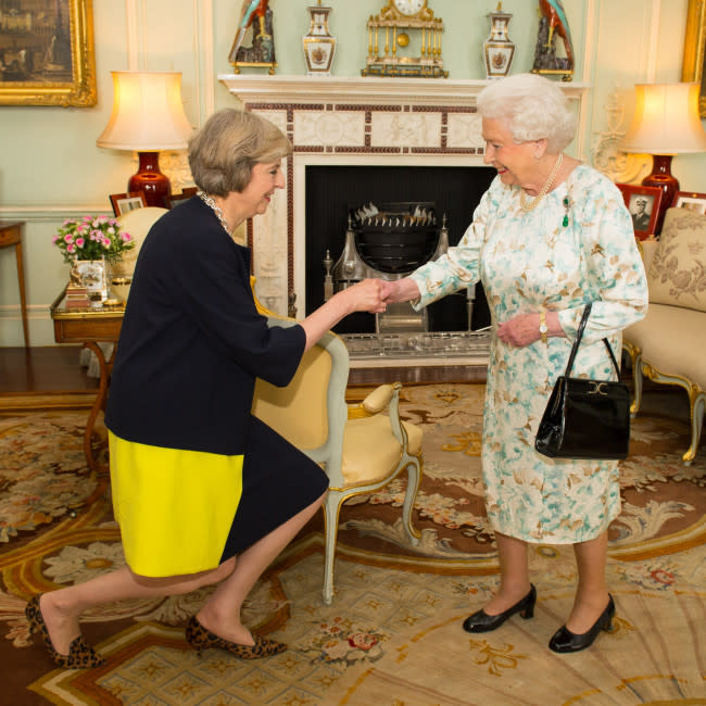 Theresa May y la reina Isabel II credit:Bang Showbiz