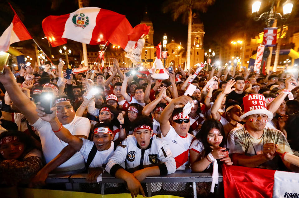 Un grupo de aficionados peruanos reunidos para ver el partido de repesca entre su selección y Nueva Zelanda el viernes 10 de noviembre del 2017, en la plaza de armas de Lima (Perú). EFE/Stringer