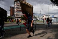 <p>Mientras, en las calles de Quito y de otras ciudades de Ecuador sigue extendiéndose la violencia. (Foto: Santiago Arcos / Reuters).</p> 