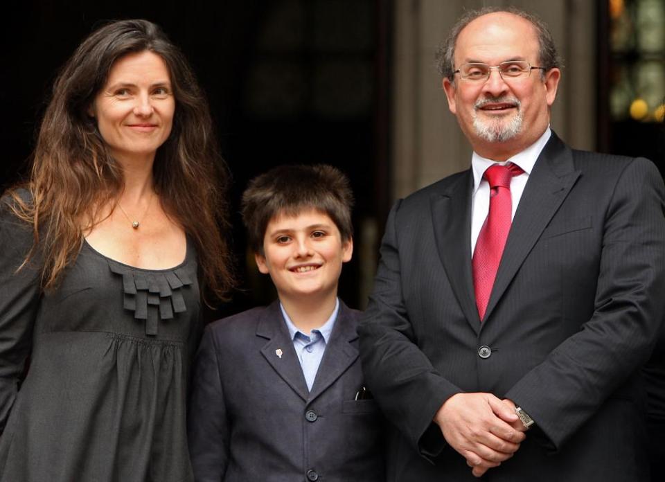 Salman Rushdie Appears At The High Court LONDON - AUGUST 26: Indian-British novelist Salman Rushdie leaves the High Court with former wife Elizabeth West and their son Milan Rushdie on August 26, 2008 in London, England. Salman Rushdie received an apology from former police officer Ron Evans, Evans’ ghost writer and John Blake Publishing Ltd over alegations against himself and his ex-wife in the memiors of his former Special Branch bodyguard.