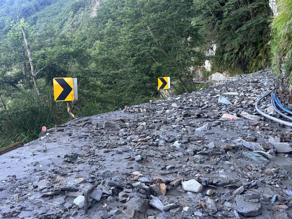 南橫山區20日晚間大雨，南橫公路向陽和栗園附近發生坍方及土石流，目前利稻至向陽管制進入。（圖／關山工務段提供）