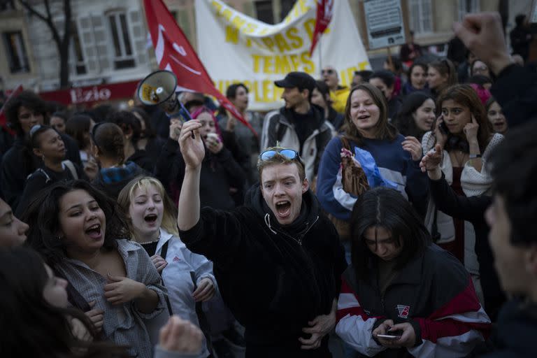 Jóvenes estudiantes durante la protesta contra Macron en Marsella 