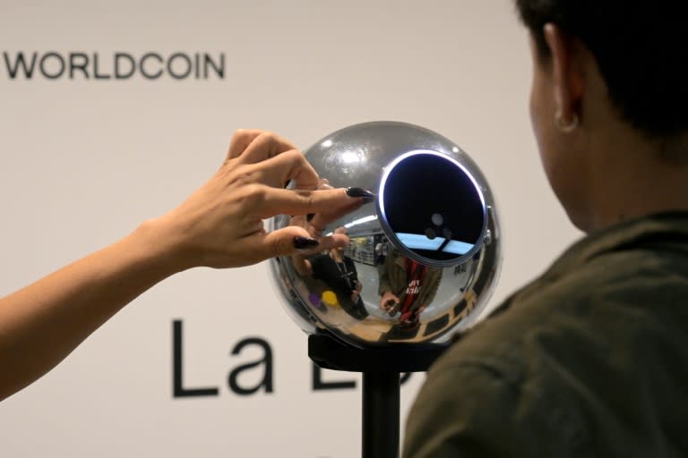 Un homme se fait scanner l'iris avec un dispositif de numérisation de données biométriques en échange de cryptomonnaie, le 22 mars 2024 à Buenos Aires, en Argentine (Juan Mabromata)