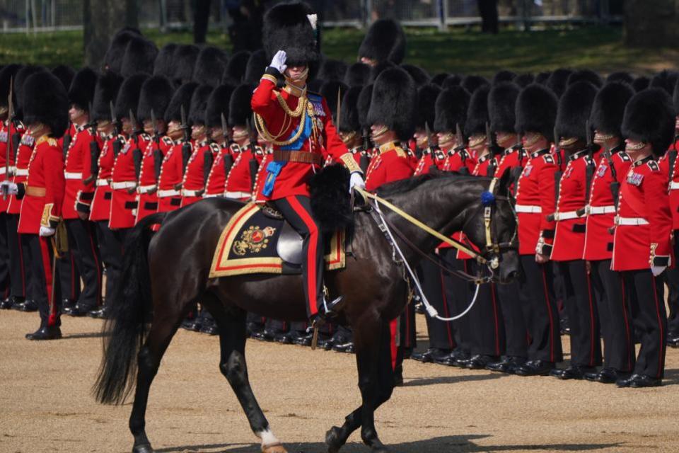 News Shopper: La última vez que un monarca montó un caballo para Trooping the Colour fue en 1986 cuando la reina Isabel montó su caballo birmano