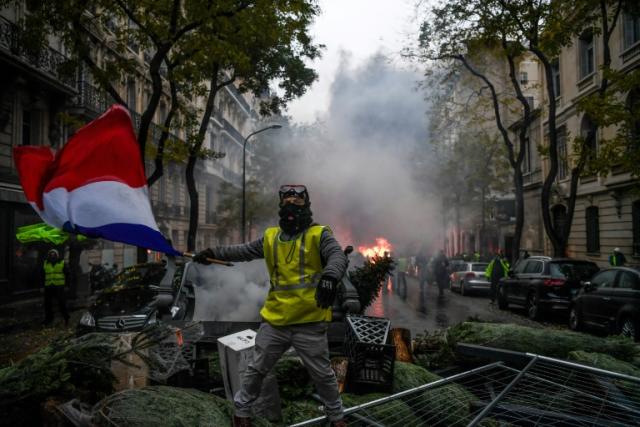 Violent clashes engulf Paris in new anti Macron protests