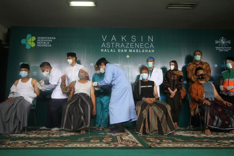 Mass COVID-19 vaccination for Nahdlatul Ulama clerics in Surabaya