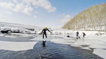 隨心地在冰上跳，努力在左搖右擺的冰塊上平衡。湖水溫度仍然是高於冰點，但上岸後仍有冷感。（攝影：chow）