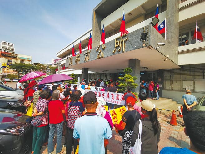 彰化員林阿寶坑垃圾場大火，已經連續悶燒第5天，雖已控制火勢，但悶燒持續散發大量濃煙，讓最靠近垃圾場周邊的芬園鄉同安村、大竹村、中崙村村民再也忍不住，17日集結在員林公所前抗議。（吳建輝攝）