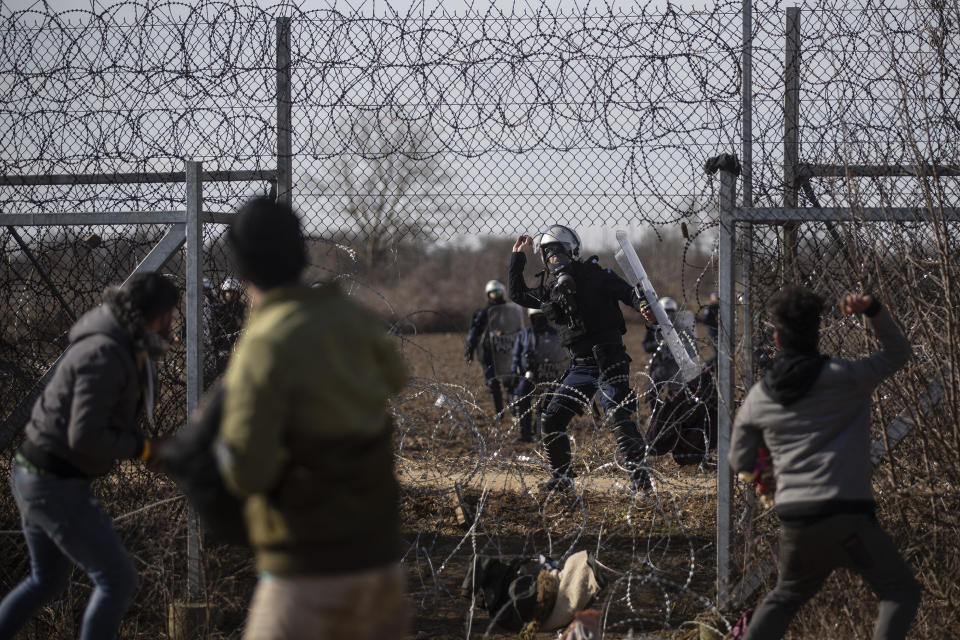 An der griechisch-türkischen Grenzen kommt es zu Konflikten zwischen Sicherheitskräften und Flüchtlingen. (Bild: Gokhan Balci/Anadolu Agency via Getty Images)