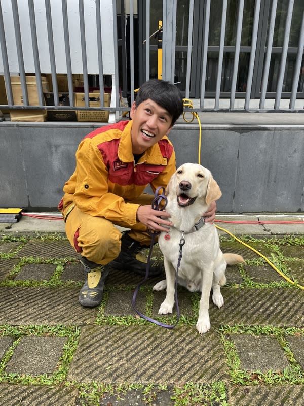 花蓮搜救犬Hero與領犬員王澤偉 花蓮縣消防局特搜搜救犬小組成立3年，搜救犬Hero （右）等3犬近期首度投入震災搜救，領犬員王澤偉 （左）11日帶著Hero參與砂卡礑步道搜尋任務。 中央社記者張祈攝  113年4月11日 