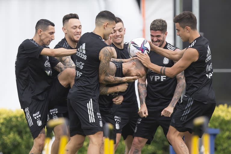 Los jugadores de la selección se divierten, con Papu Gómez como destinatario de la broma, en el entrenamiento