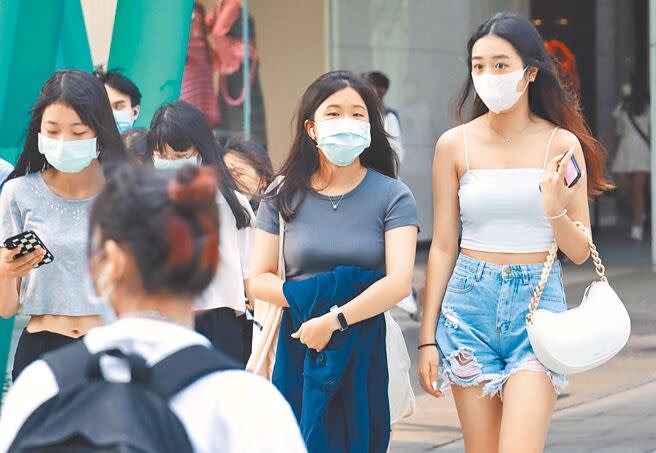 21日天氣炎熱，台北市不少民眾穿著清涼逛街但仍戴著口罩。（實習攝影記者謝家瑀攝）