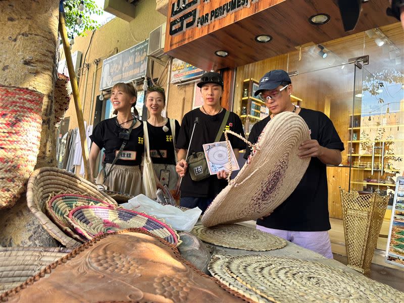 粿粿（左起）、胡祖薇、坤達、竇智孔參與市集購物（圖／好看娛樂提供）
