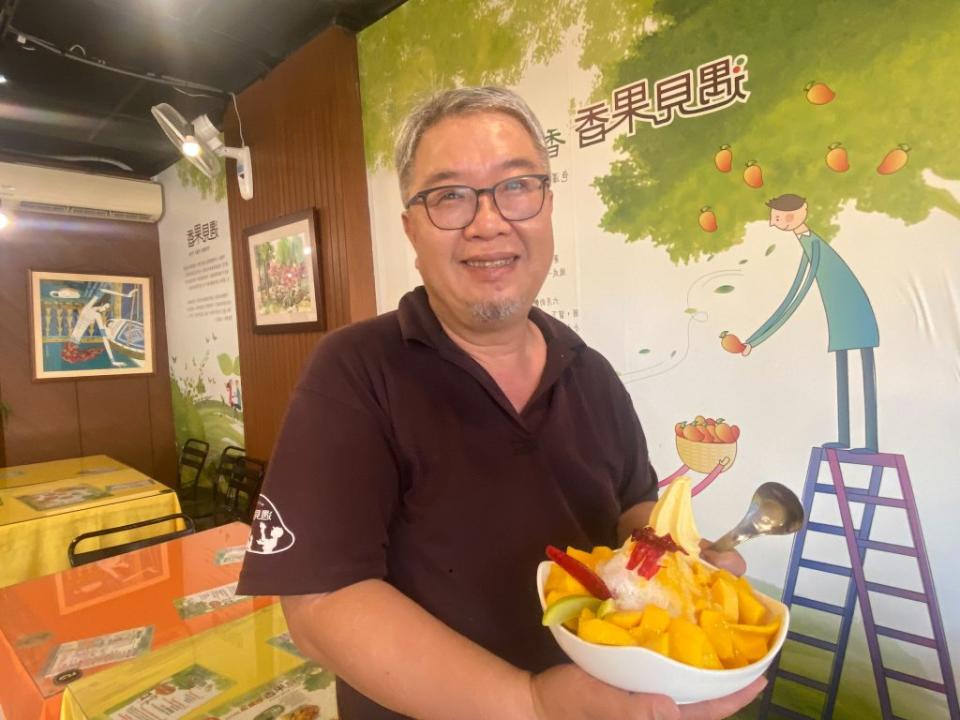 玉井遇見果香店主盧聖文堅持四季都要有新鮮的芒果入冰。（記者張淑娟攝）