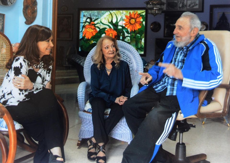 En esta foto difundida por la oficina de prensa del gobierno argentino, la presidenta de Argentina Cristina Fernández, izquierda, conversa con el líder cubano Fidel Castro, derecha, y la esposa de Castro, Dalia Soto del Valle, en un encuentro privado en La Habana, Cuba, el domingo 26 de enero de 2014. Fernández asistía entonces a la cumbre de la CELAC en la capital cubana. (AP Photo/HO, Argentina's Press Office)