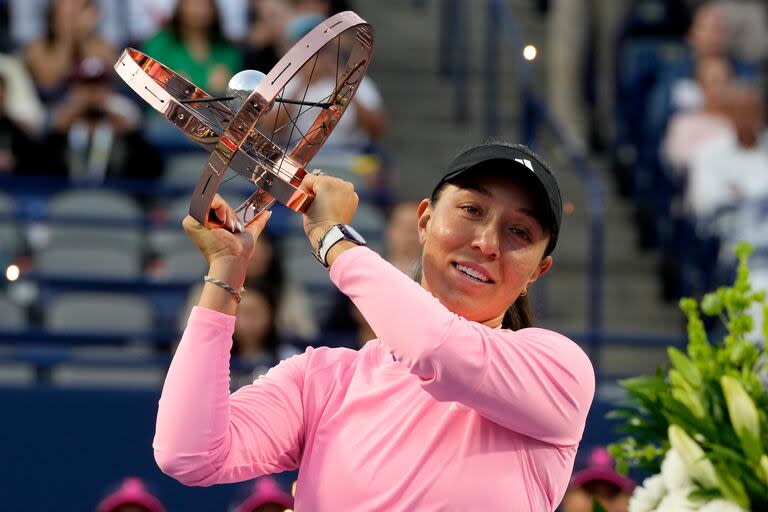 Jessica Pegula, de Estados Unidos, alza el trofeo después de conquistar el torneo de tenis Abierto de Toronto