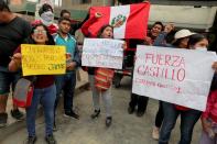 Partidarios del derrocado presidente peruano Pedro Castillo se reúnen frente a la penitenciaría policial de Barbadillo, donde ha sido detenido después de ser destituido de su cargo en un juicio político, en Lima, Perú,