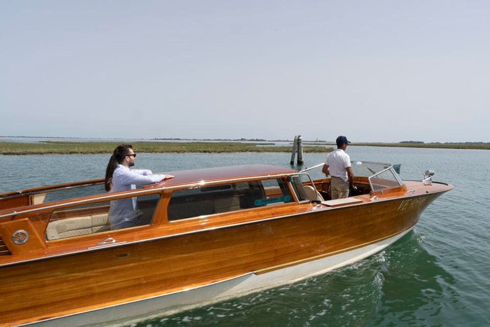 A finales de julio, los pasajeros de Uber podrán elegir navegar a bordo de un barco limusina de madera para navegar.