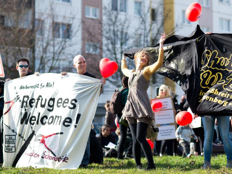 Demonstration für Flüchtlinge an der Asylbewerberunterkunft in Berlin-Hellersdorf. Foto: Bernd von Jutrczenka/Archiv