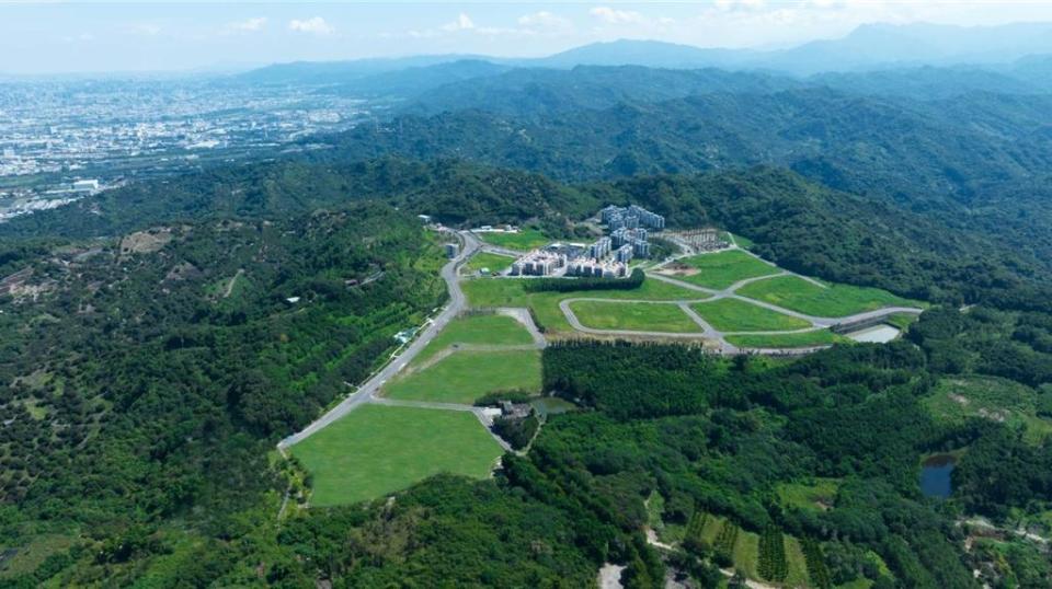 「銳宇寬仁」位於朝陽國家公園特區內，享有得天獨厚的環境優勢，周遭廣達130公頃的森林生態！圖／銳宇提供