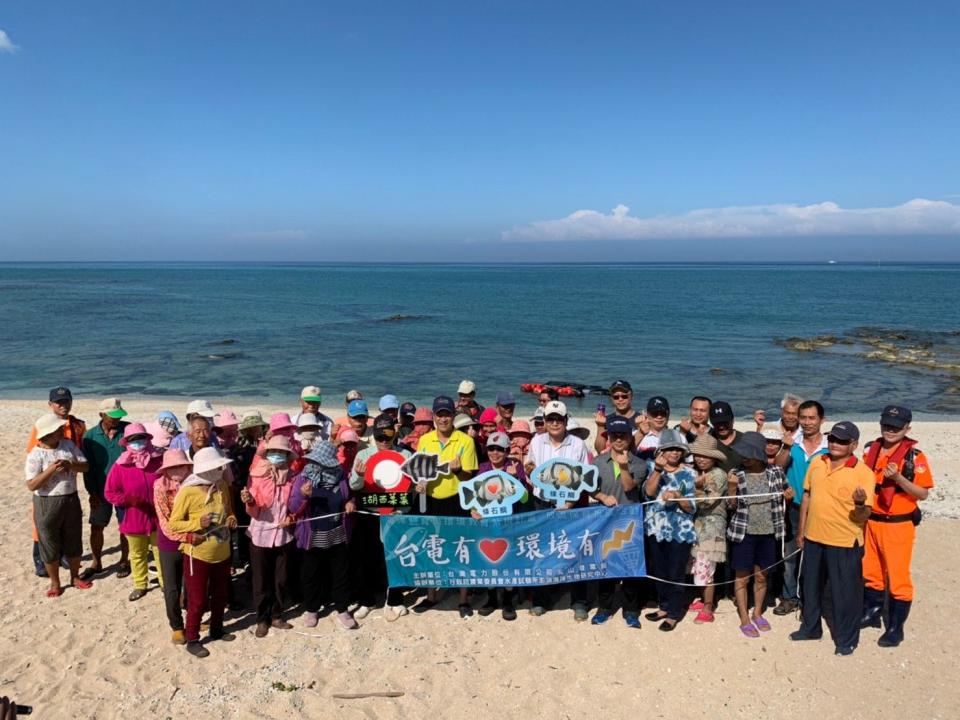 1萬尾「夢幻之魚」條石鯛的種苗15日在澎湖菓葉海域放流，台電表示，台灣沿海漁業資源日漸枯竭，魚苗放流是維護漁業資源，以實際行動來復育海洋生態。(中央社) 