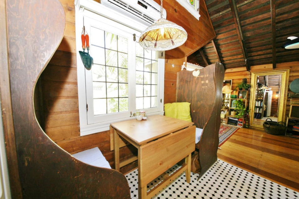 <p>There’s a small dining area, which is perfect for two. (Airbnb) </p>