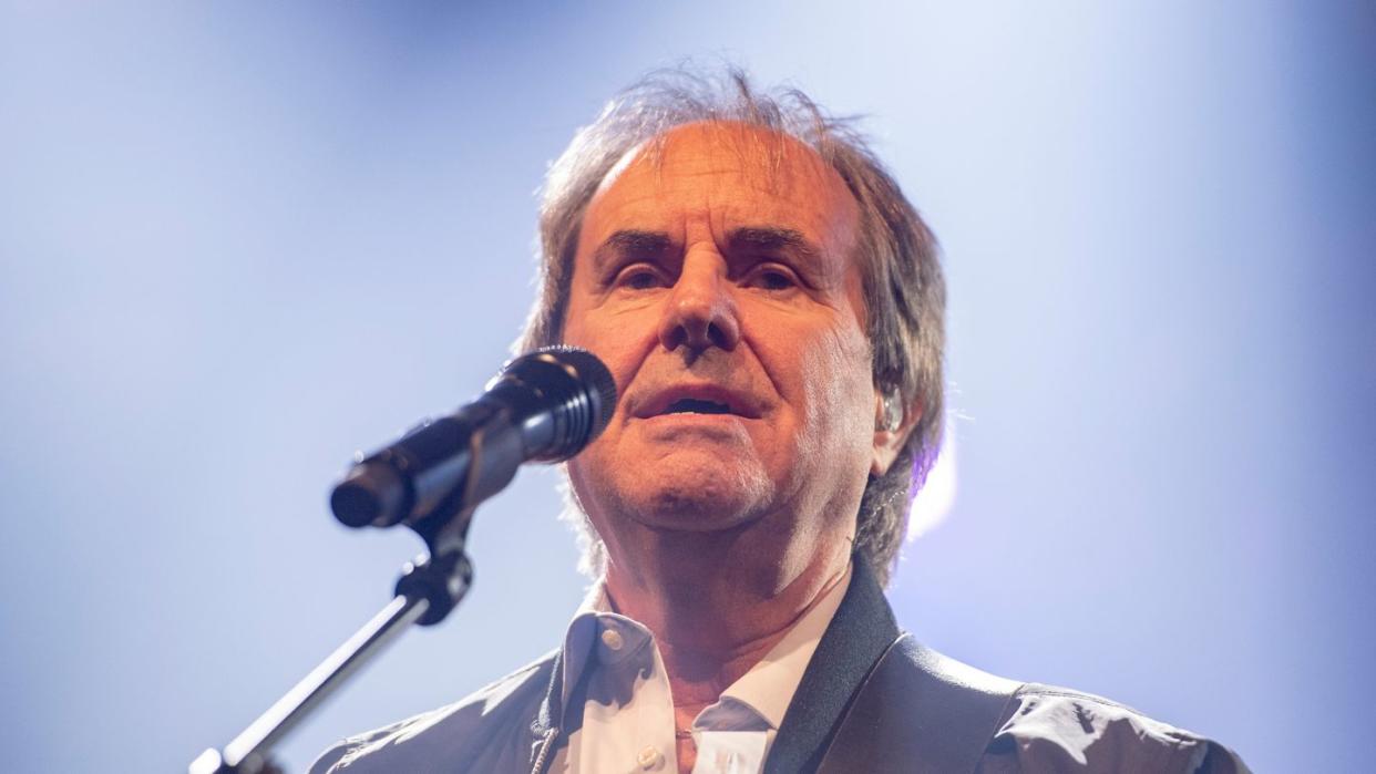 Im Fußballstadion ist Chris de Burgh entfesselt.