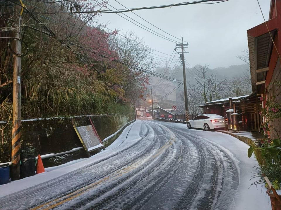 寒流發威，新竹尖石鄉一早下雪，地面積起厚厚白雪。翻攝自「綠木頭」咖啡館臉書粉專