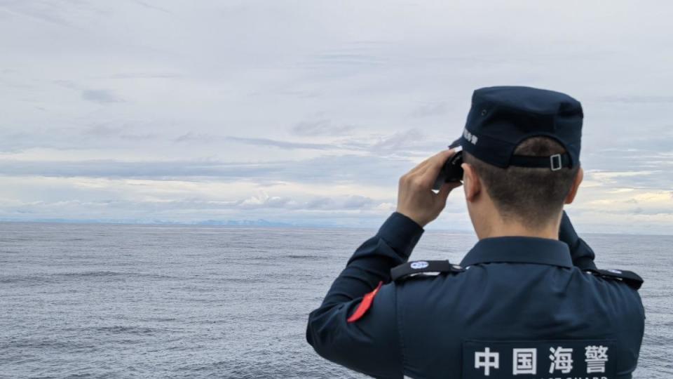 中國海警批菲律賓船隻非法闖入南海。（圖／翻攝自 微博）