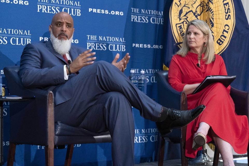 El director ejecutivo del sindicato de peloteros Tony Clark (izquierda) y la presidenta de la AFL-CIO Liz Shuler durante una rueda de prensa en Washington, el miércoles 7 de septiembre de 2022. (AP Foto/José Luis Magaña)