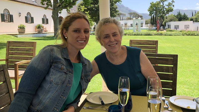 Carolyn Bester (izquierda) y su madre Sarah Depoian (derecha). (Crédito: Peiffer Wolf Law Firm)