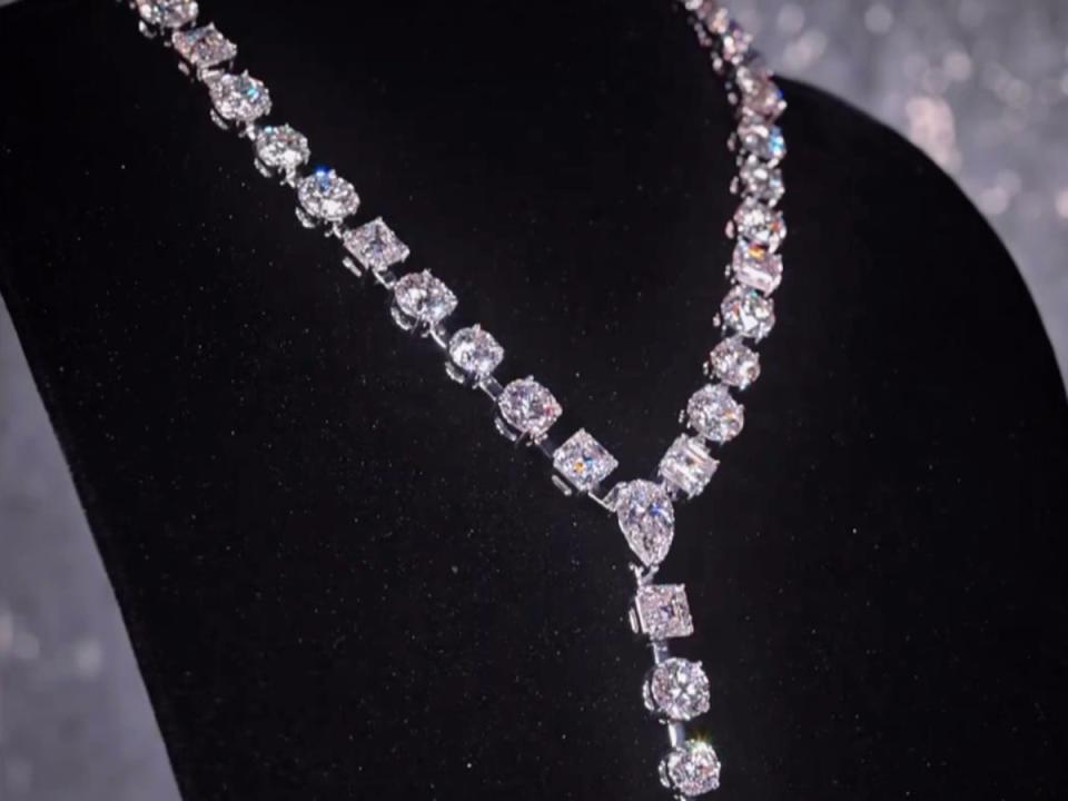 Drake has diamond necklace made to honour the 42 times he nearly proposed