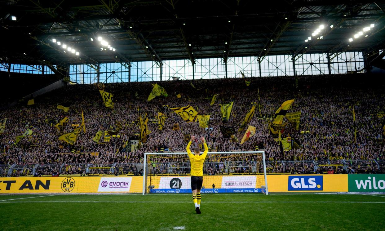 <span>Marco Reus takes in the applause from the Yellow Wall after scoring in Dortmund’s 5-1 victory against Augsburg.</span><span>Photograph: Alexandre Simões/Borussia Dortmund/Getty Images</span>