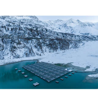 Sur le lac des Toules, dans le Valais, en Suisse, les panneaux solaires portés par 36 flotteurs couvrent 2 % de la surface du lac, soit 2 240 m².. PHOTO Luca Locatelli