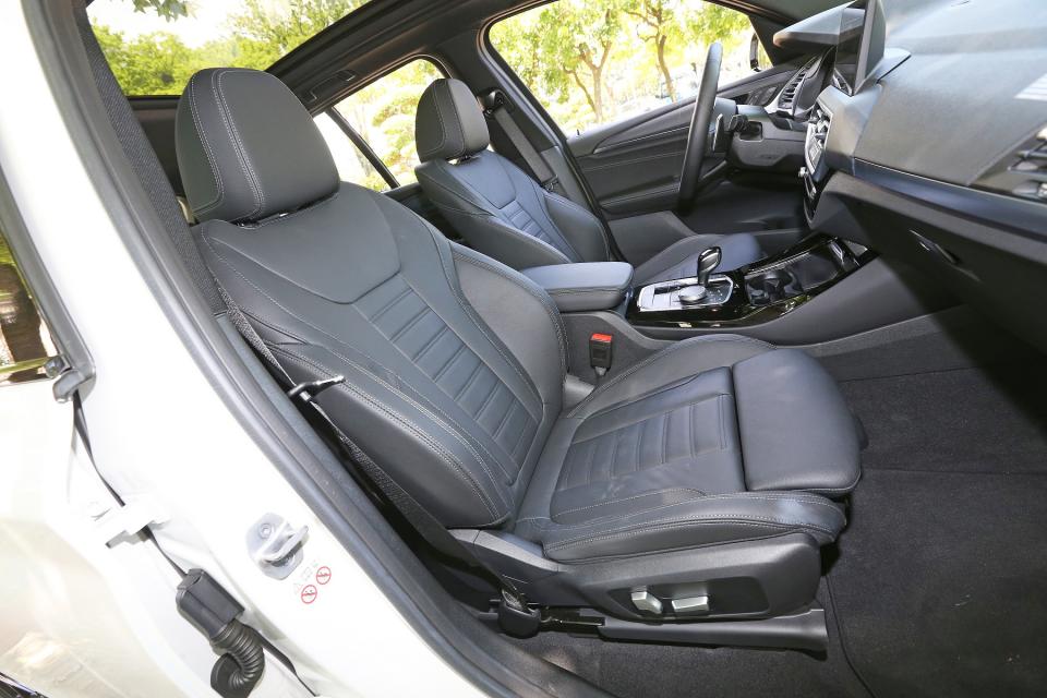 雙前座Vernasca真皮電動跑車座椅可滿足操駕與舒適乘坐的需求。