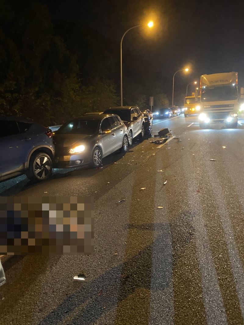 國道3香山段昨（4日）傍晚發生車禍，46歲台積電副理在後方拿手機示警，遭到後車撞死。（圖／翻攝自記者爆料網）