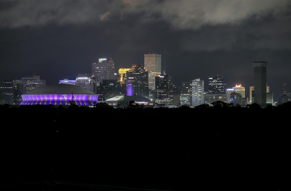 En la imagen, zonas con suministro eléctrico en el distrito financiero de Nueva Orleans, mientras que áreas del centro de la ciudad se quedaron sin luz tras el paso del huracán Zeta, el miércoles 28 de octubre de 2020. (David Grunfeld/The Times-Picayune/The New Orleans Advocate via AP)