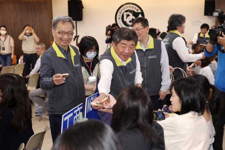 指揮中心於終場記者會上發送「祈福餅乾」。（圖左為衛福部長薛瑞元，右為前指揮官陳時中）圖／陳賜哿攝