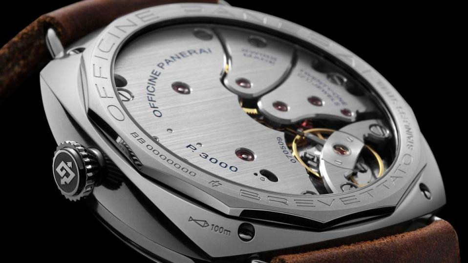 47mm的大錶徑搭的是P.3000手上鏈機芯，錶背邊緣也用了氧化做舊的效果，更加凸顯復刻款的血統。