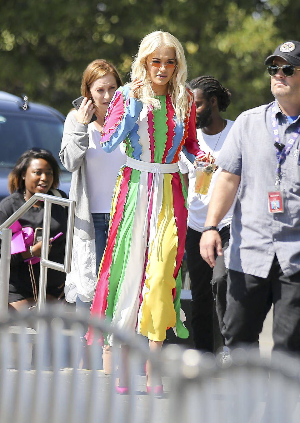 <p>Rita completó su outfit con complementos igualmente coloridos como unos tacones de aguja de color rosa rucsia (¡y estupendos!) y unas mini gafas de sol también de cristal rosado. Parecía una Barbie aunque algunos la comparan con el payaso del detergente Micolor.</p> 