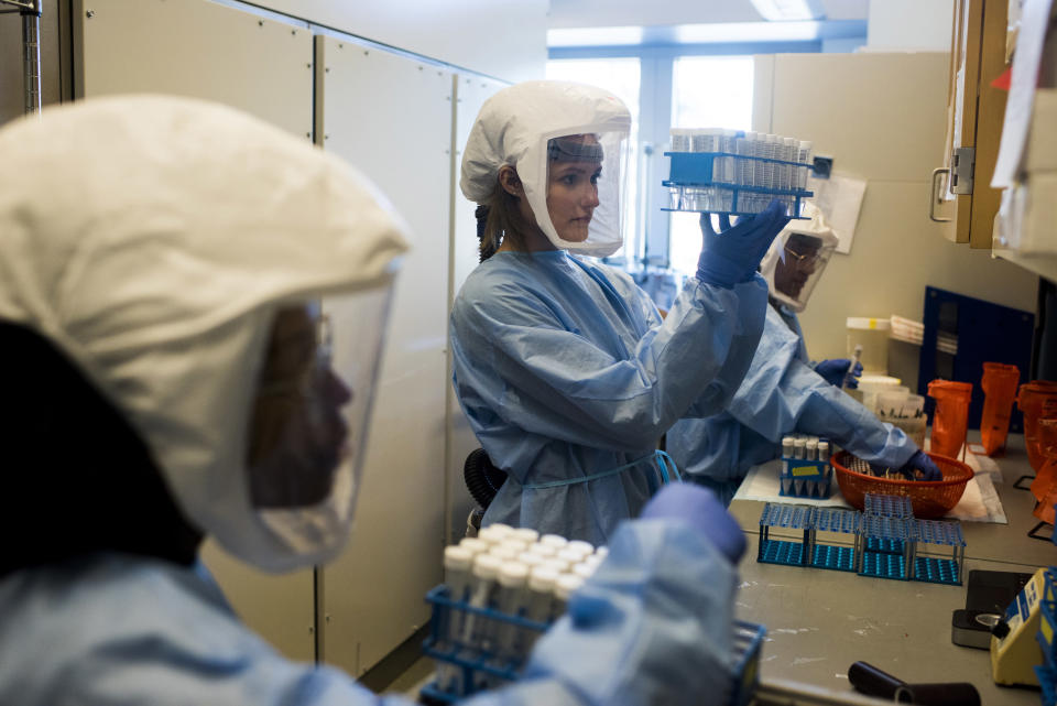 Desempaquetado de muestras de coronavirus para estudiar la secuencia genómica en el Laboratorio Bonsignori de la Universidad Duke, en Durham, Carolina del Norte, el 3 de febrero de 2021. (Pete Kiehart/The New York Times)