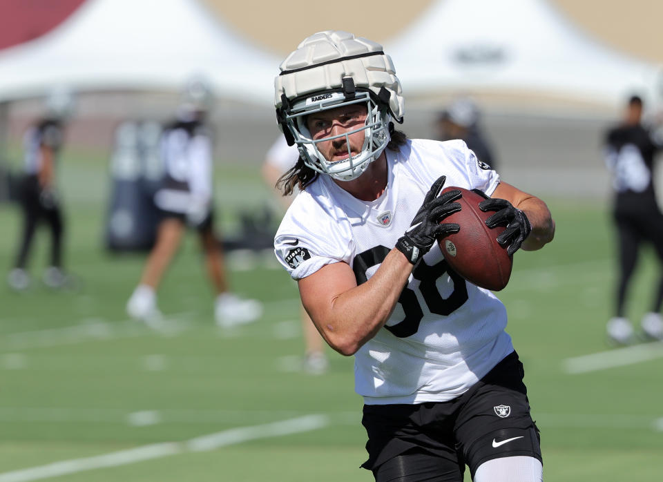 HENDERSON, NEVADA – JULY 21: Tight end Jacob Hollister #88 of the Las Vegas Raiders practices during training camp at the Las Vegas Raiders Headquarters/Intermountain Healthcare Performance Center on July 21, 2022 in Henderson, Nevada. (Photo by Ethan Miller/Getty Images)