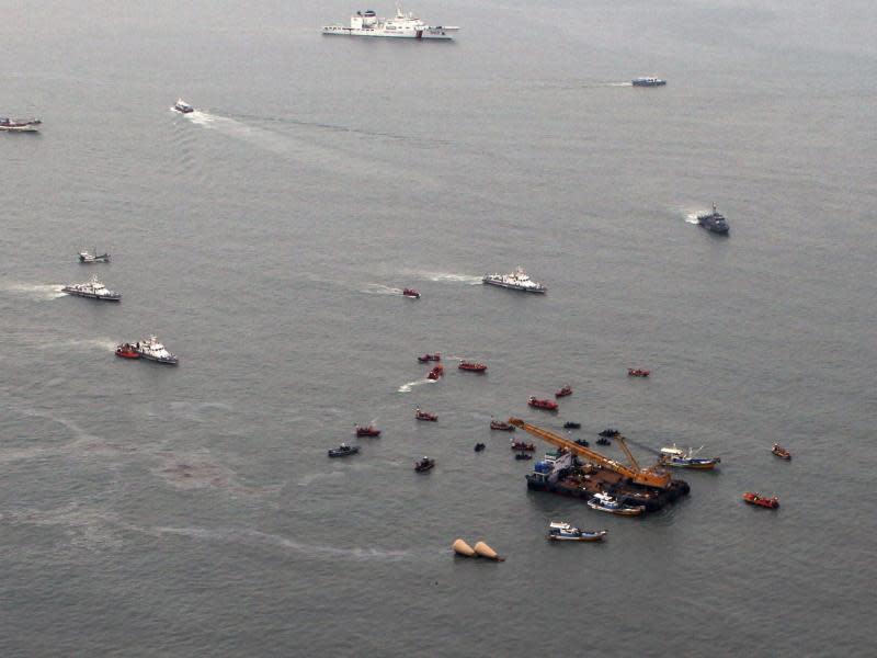 Immer mehr Leichen werden aus der gekenterten «Sewol» geborgen. Foto: Yonhap