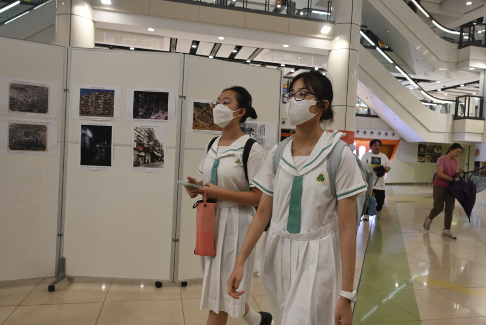 有中學生課餘來到「睇展」