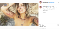 Paris Jackson, la fille de Michael Jackson, n'hésite pas à s'afficher au naturel sur les réseaux sociaux. Pas de maquillage, et pas d'épilation non plus. Ce choix lui vaut cependant de nombreuses critiques, à tel point qu'elle préfère fermer les commentaires de certaines de ses photos pour ne pas essuyer d'insultes.