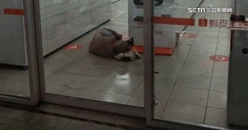 民眾發現男子倒臥在蝦皮門市裡。（圖／三立新聞網）